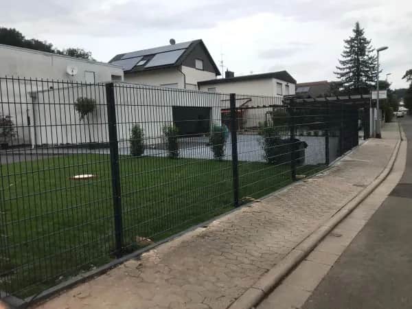 Gittermattenzaun in Berlin