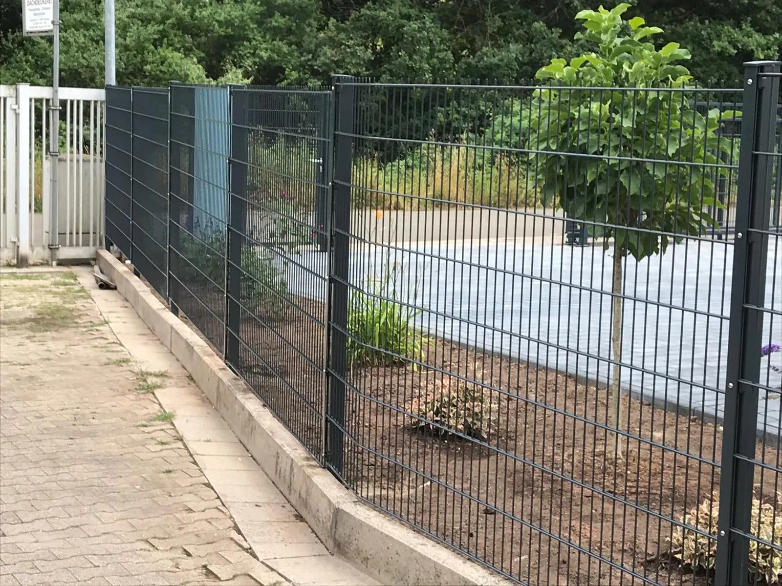 Doppelstabmattenzaun aus Polen mit Montage in Magdeburg zaunidee