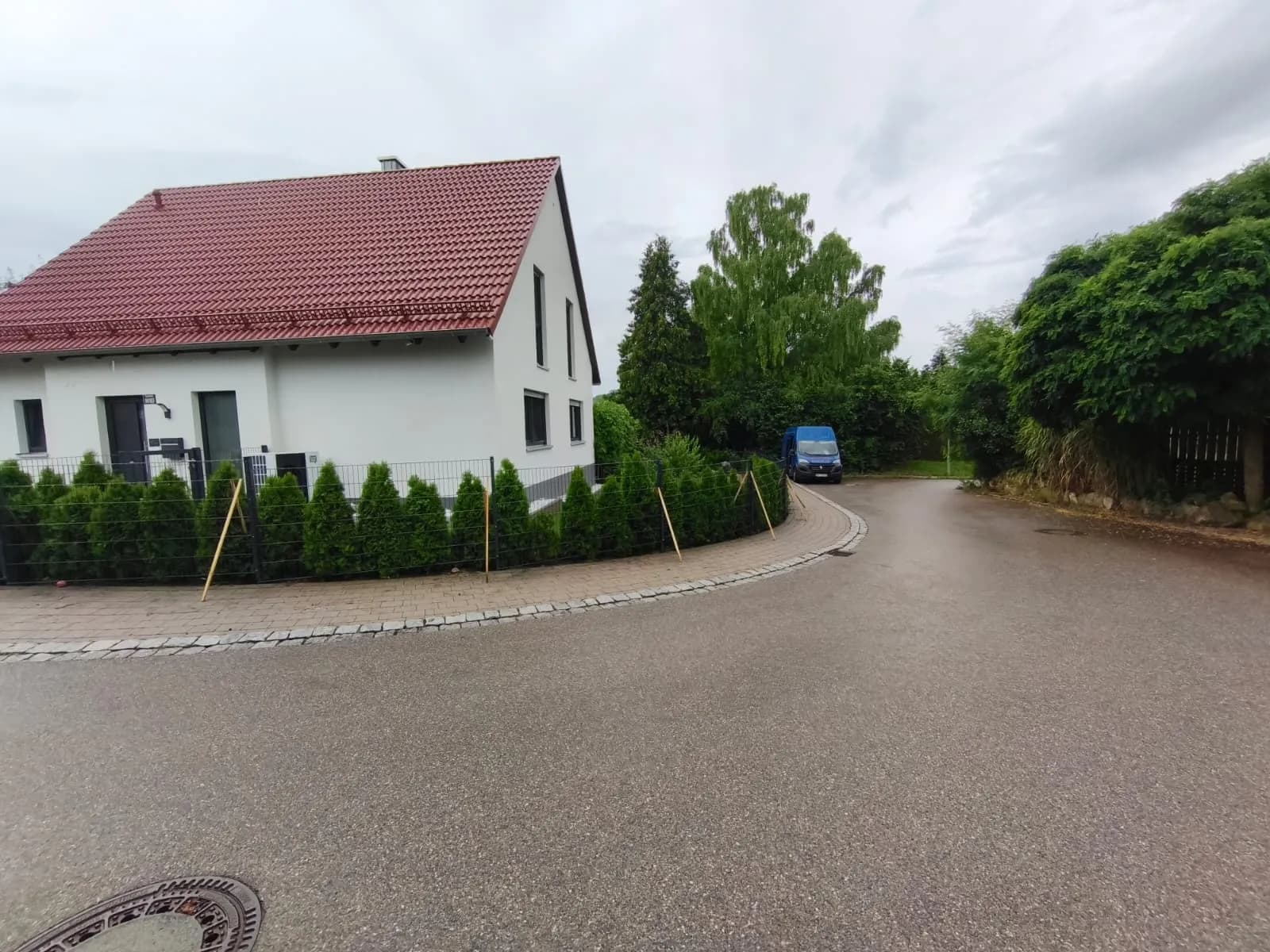 Doppelstabmattenzaun schräges Gelände, Montage in Hanglage.