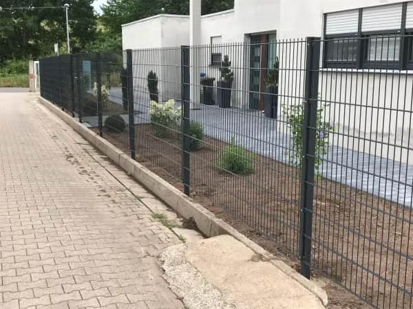 Doppelstabmattenzaun und Toranlagen in Wiesbaden mit Montage