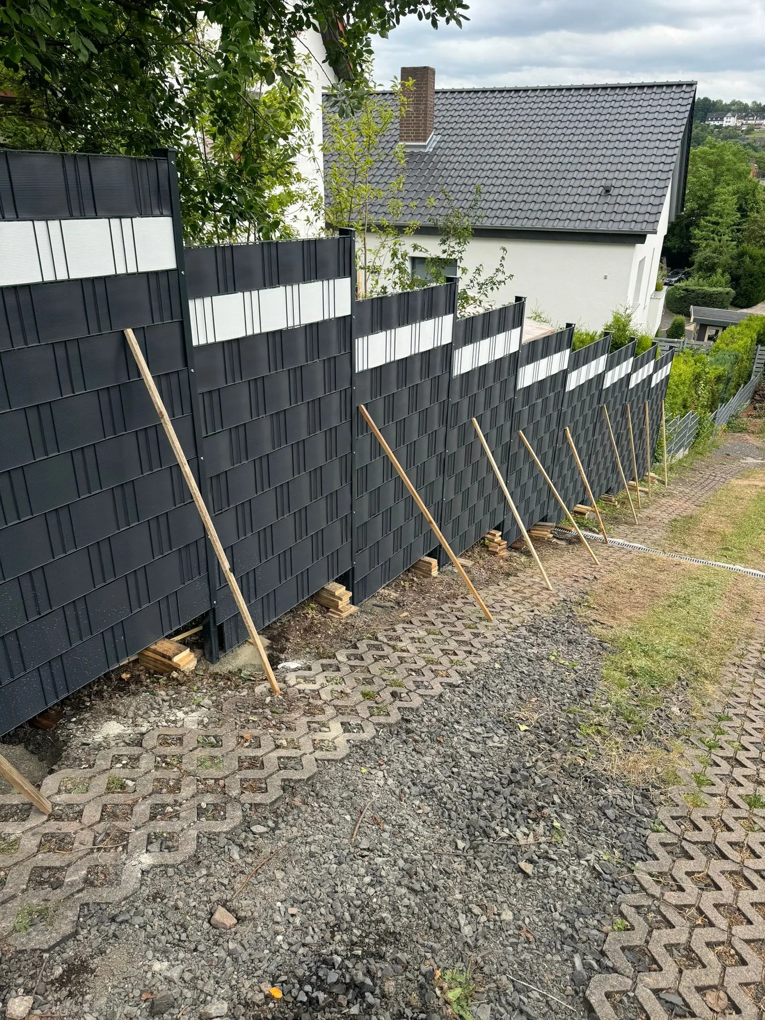 Doppelstabmattenzaun schräges Gelände, Montage in Hanglage.