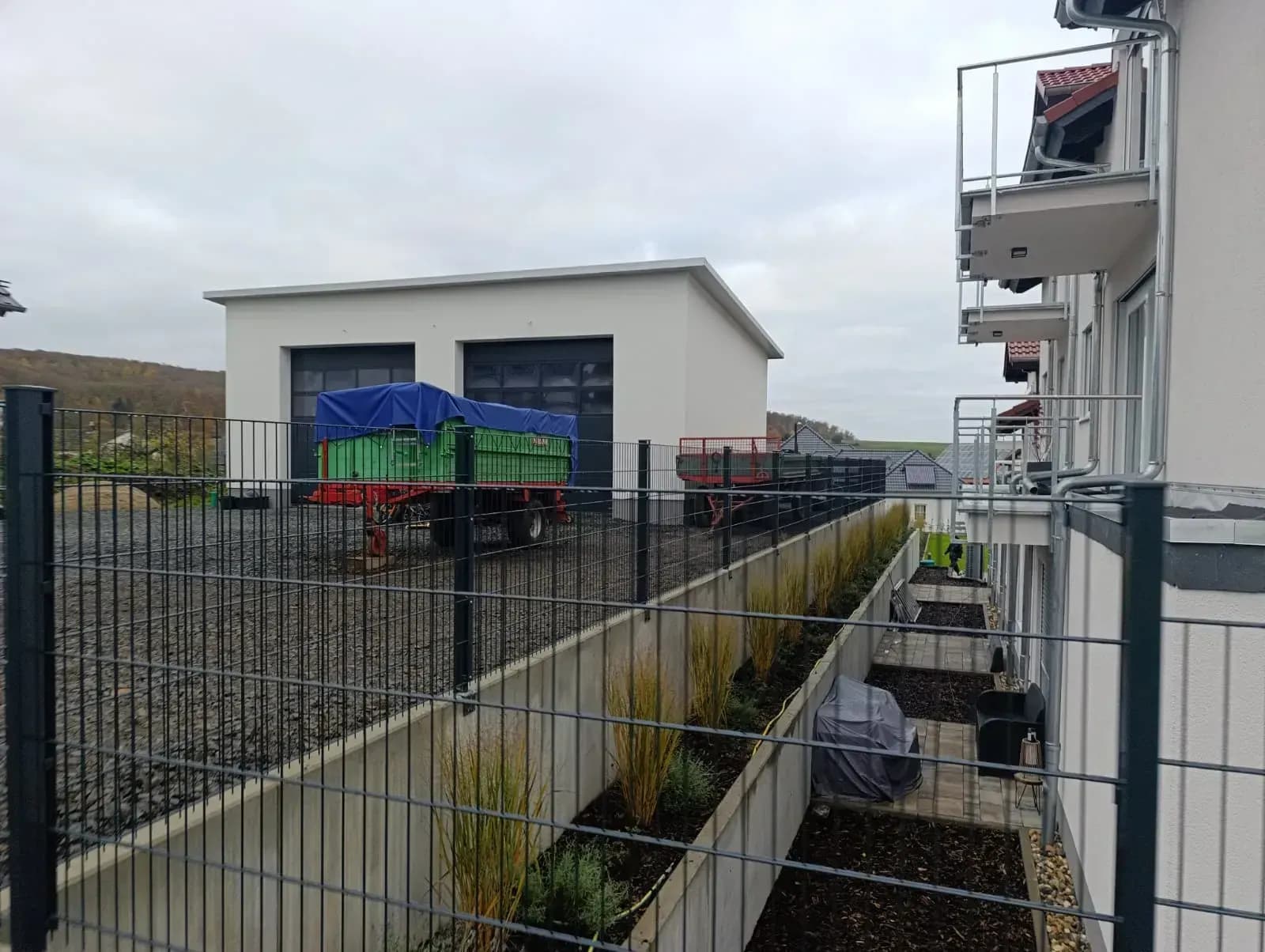 Wie kann ich bei der Montage von Doppelstabmattenzaun Gefälle ausgleichen?