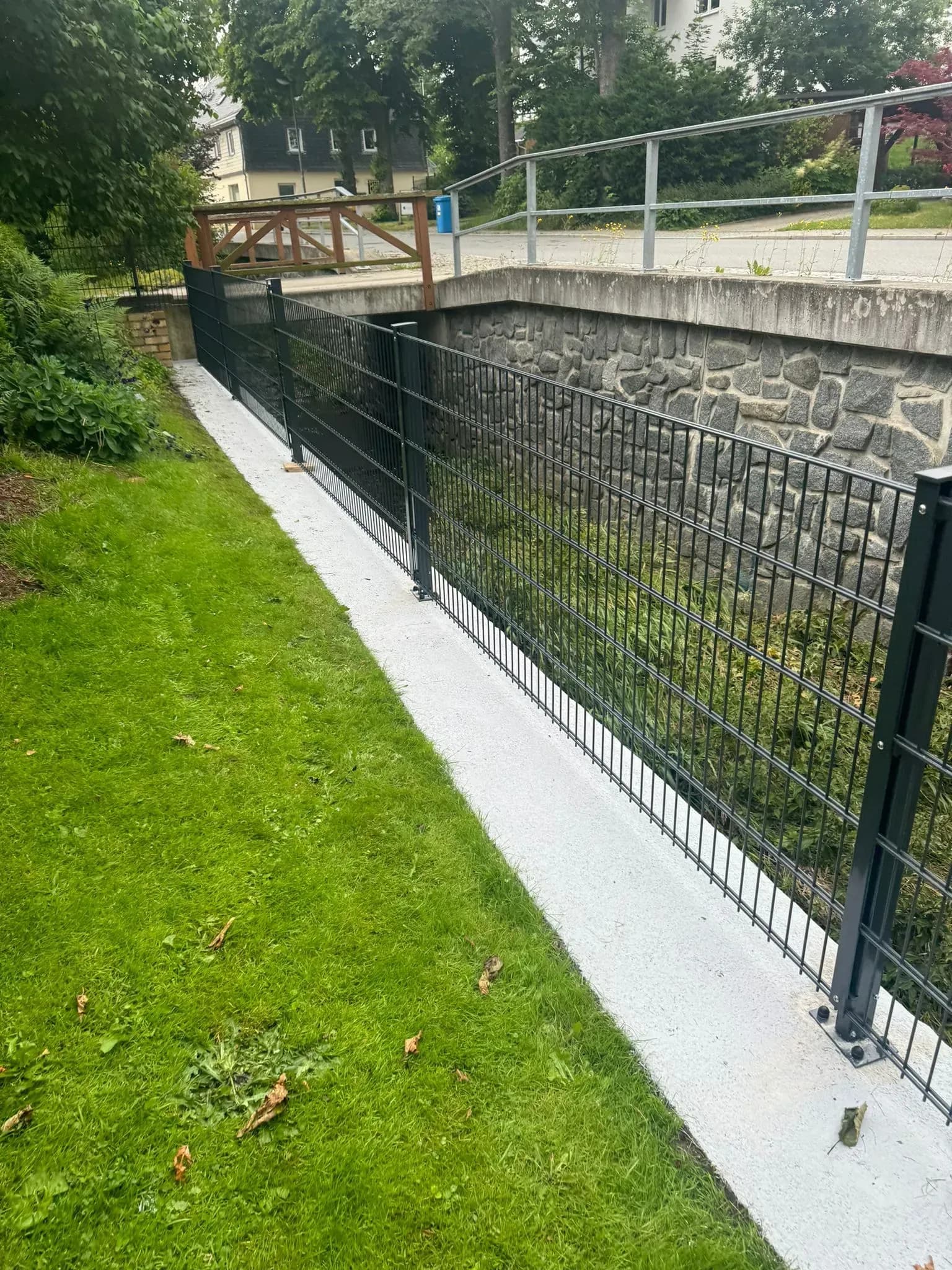 Doppelstabmattenzaun mit Montage in Hamburg – Günstig und langlebig