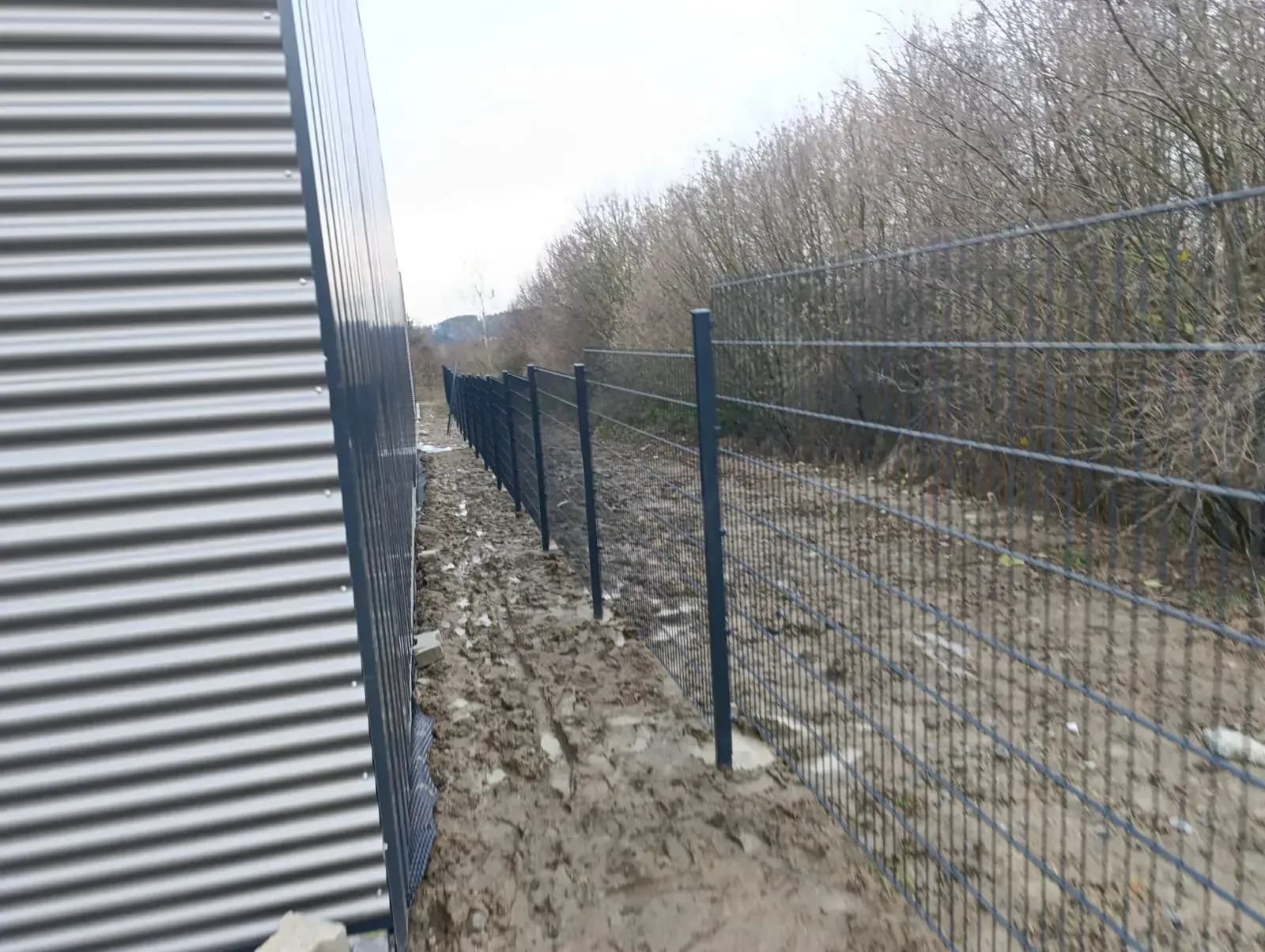 Wie kann ich bei der Montage von Doppelstabmattenzaun Gefälle ausgleichen?