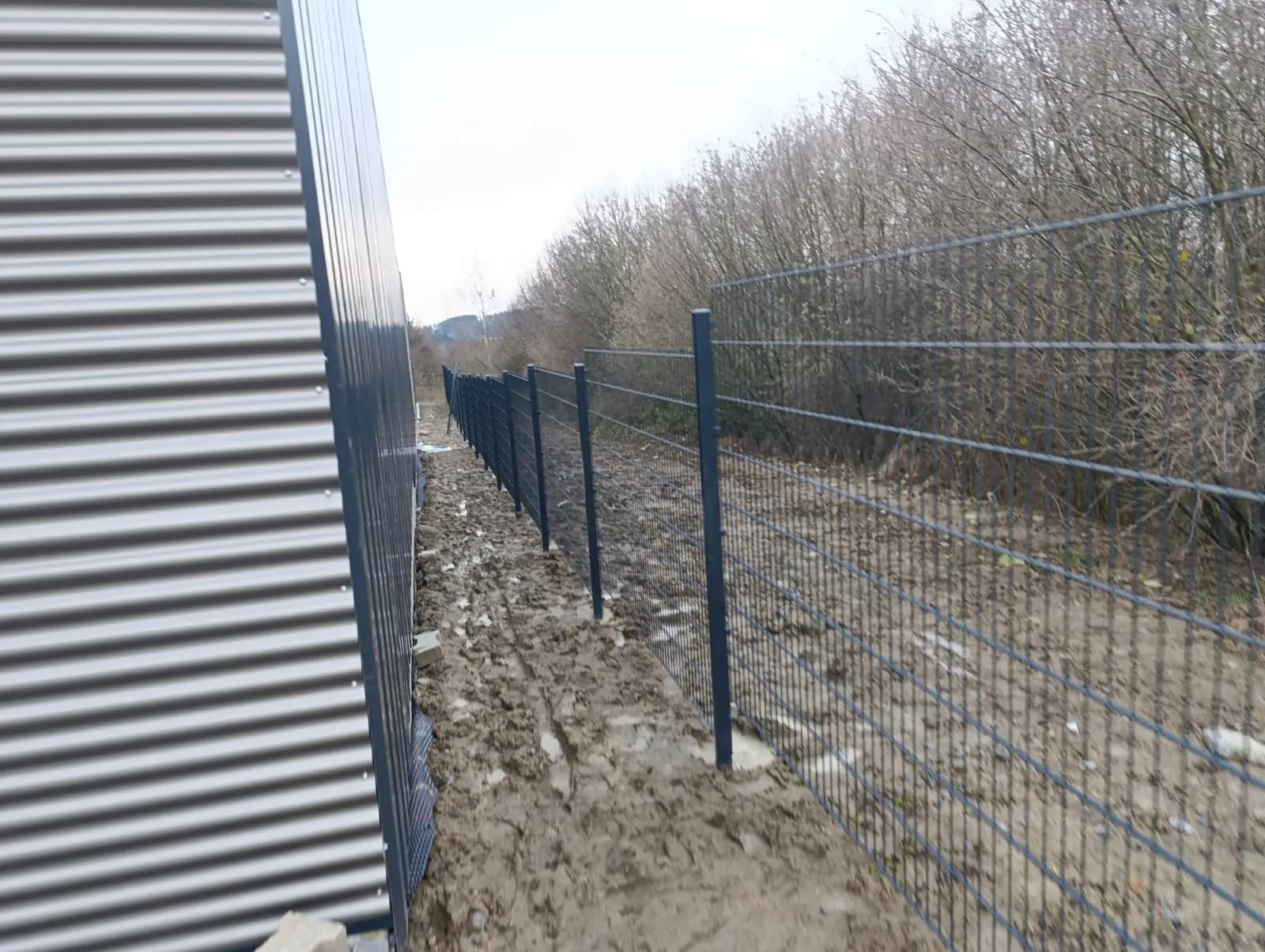 Doppelstabmattenzaun schräges Gelände, Montage in Hanglage.