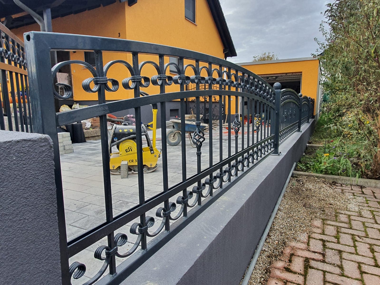 Sie wollen einen Zaun wie die Geissens? Wir sind Zaunbauer aus Polen. Gute Qualität zu akzeptablen preisen.