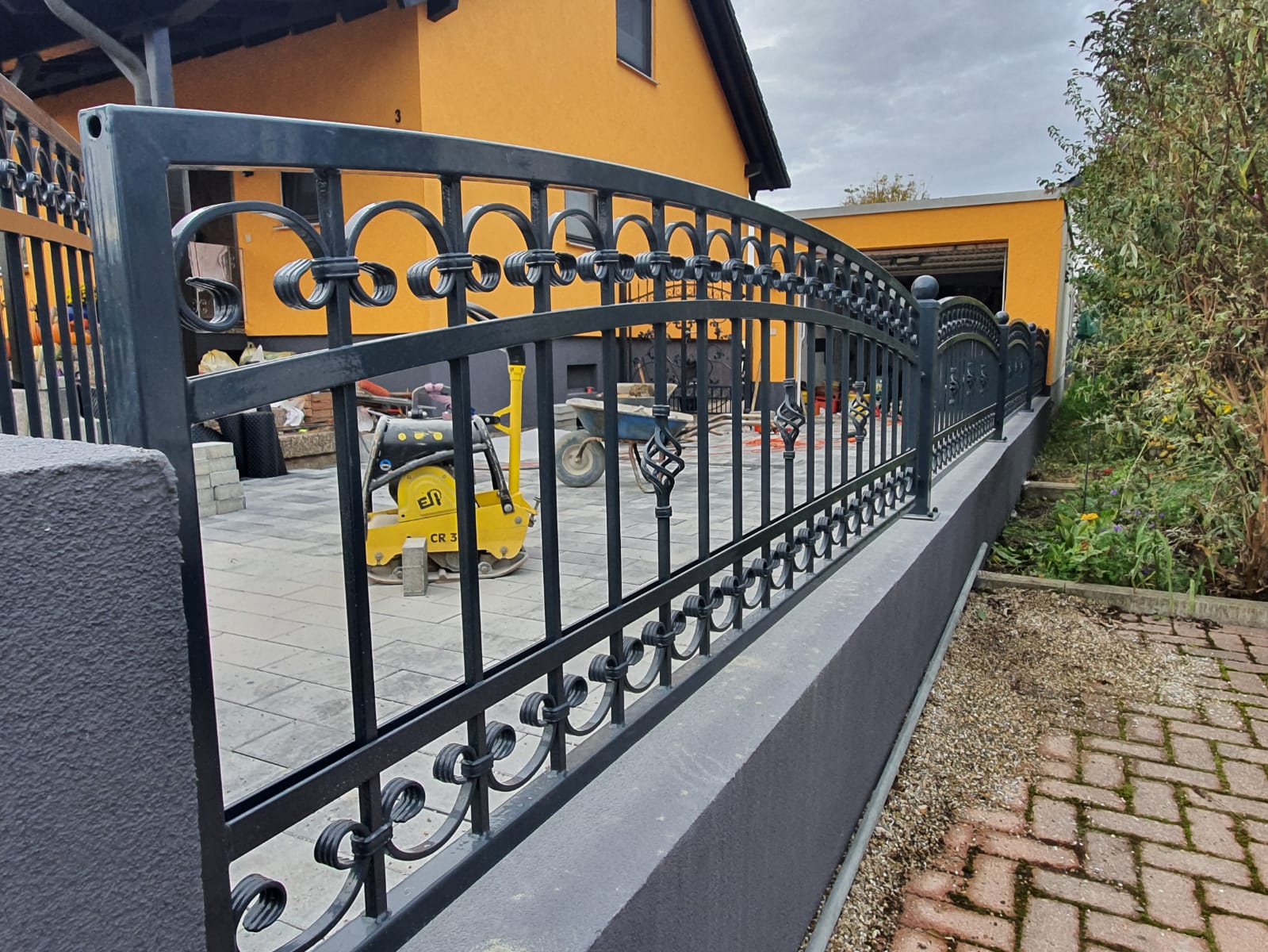 Sie wollen einen Zaun wie die Geissens? Wir sind Zaunbauer aus Polen. Gute Qualität zu akzeptablen preisen.